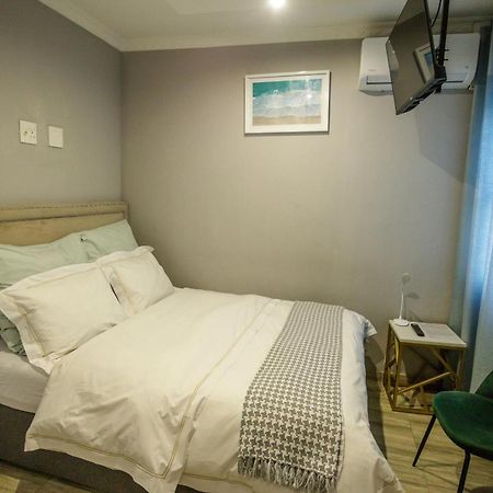 Cozier Glitz Villa Cape Town Exterior photo