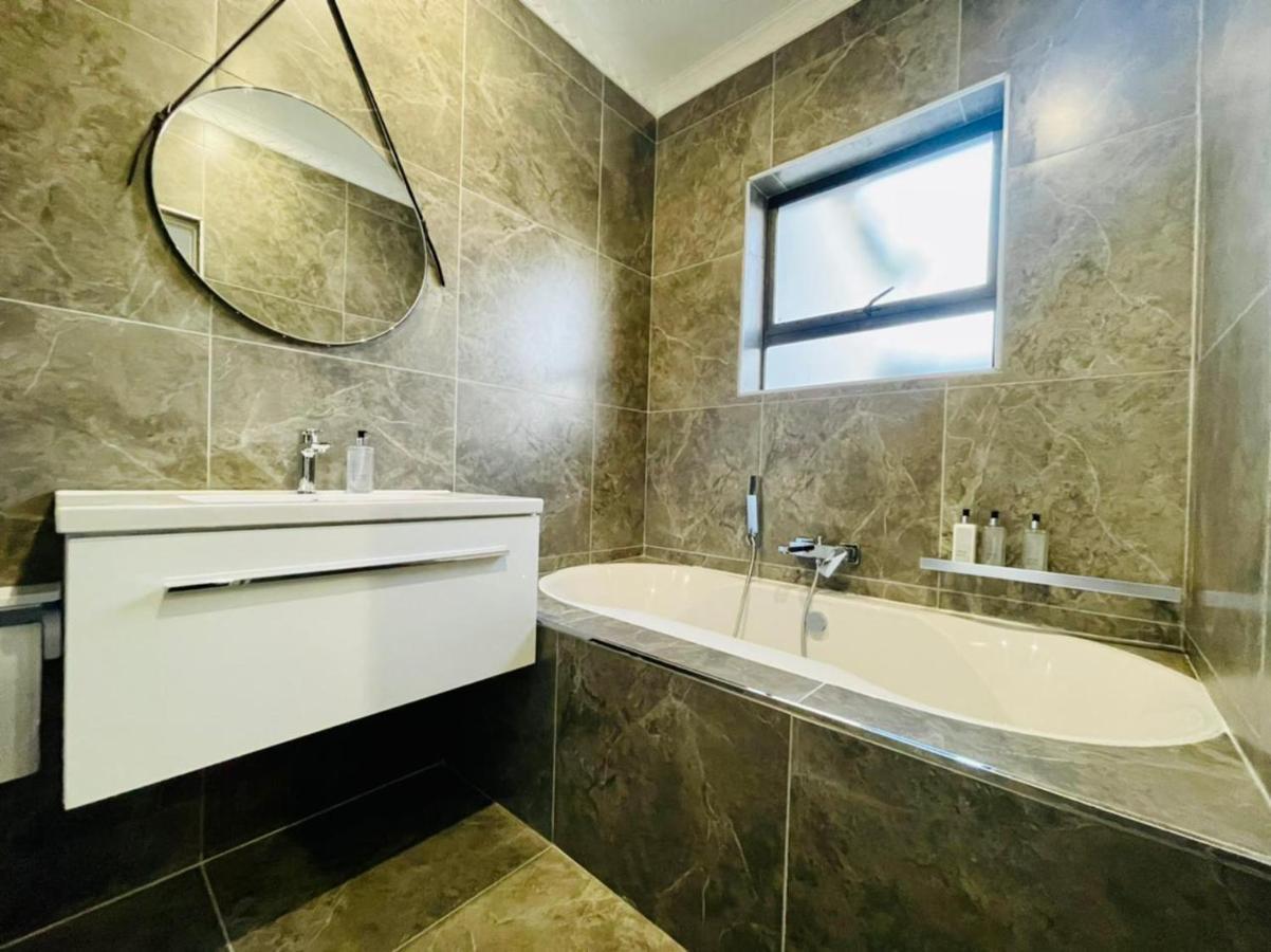 Cozier Glitz Villa Cape Town Exterior photo