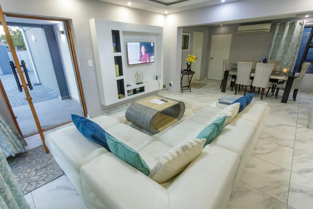 Cozier Glitz Villa Cape Town Exterior photo